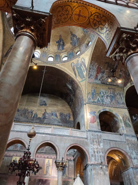 l'art de décoration de mosaïque de l'intérieur de la basilique de rue marc, l'église de cathédrale de venise, italie - religious mark photos photos et images de collection