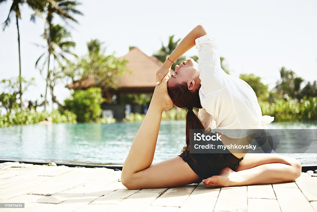Йога упражнения в Шри-Ланку - Стоковые фото Йога роялти-фри