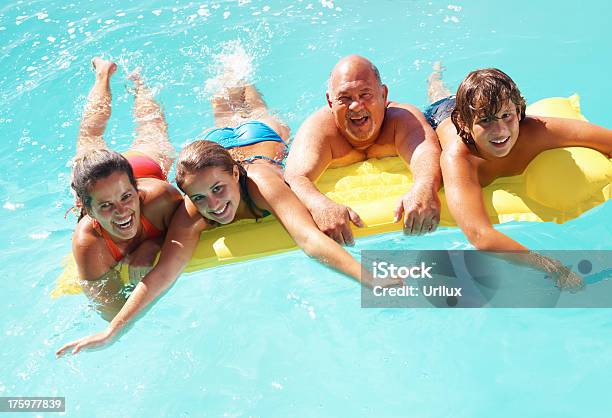 Famiglia Felice Che Si Diverte In Acqua - Fotografie stock e altre immagini di Adulto - Adulto, Allegro, Bambine femmine