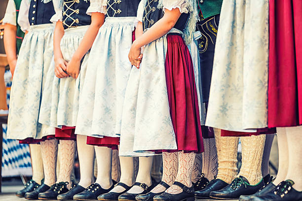gruppo folk di danza con bambini è in attesa - german culture oktoberfest dancing lederhosen foto e immagini stock