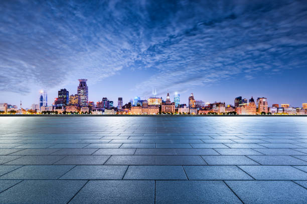 piano quadrato con lo sfondo dello skyline degli edifici della città a shanghai - il bund foto e immagini stock