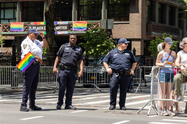 policial de nypd na marcha do orgulho de nova york - flag gay man american culture rainbow - fotografias e filmes do acervo