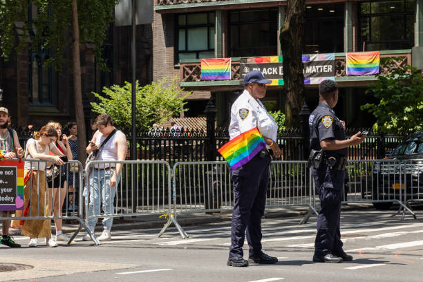 nyc 프라이드 행진에 참가한 nypd 경찰관 - flag gay man american culture rainbow 뉴스 사진 이미지