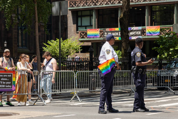 nyc 프라이드 행진에 참가한 nypd 경찰관 - flag gay man american culture rainbow 뉴스 사진 이미지