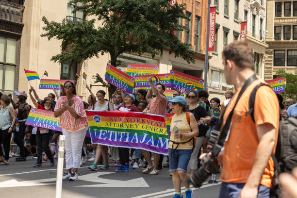 nyc 프라이드 행진에 참가한 nypd 경찰관 - flag gay man american culture rainbow 뉴스 사진 이미지