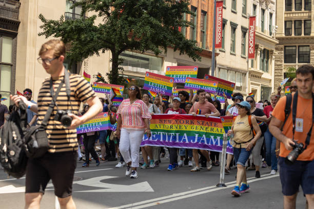 nyc 프라이드 행진에 참가한 nypd 경찰관 - flag gay man american culture rainbow 뉴스 사진 이미지