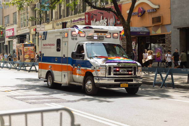 policial de nypd na marcha do orgulho de nova york - flag gay man american culture rainbow - fotografias e filmes do acervo