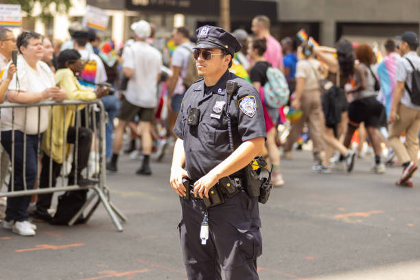 nyc 프라이드 행진에 참가한 nypd 경찰관 - flag gay man american culture rainbow 뉴스 사진 이미지