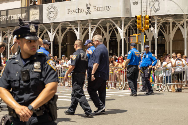 policial de nypd na marcha do orgulho de nova york - flag gay man american culture rainbow - fotografias e filmes do acervo