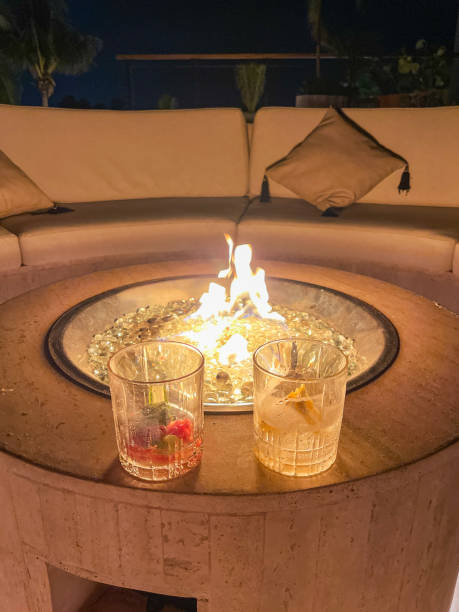 ファイヤーピットでのドリンク - patio golf fire pit furniture ストックフォトと画像