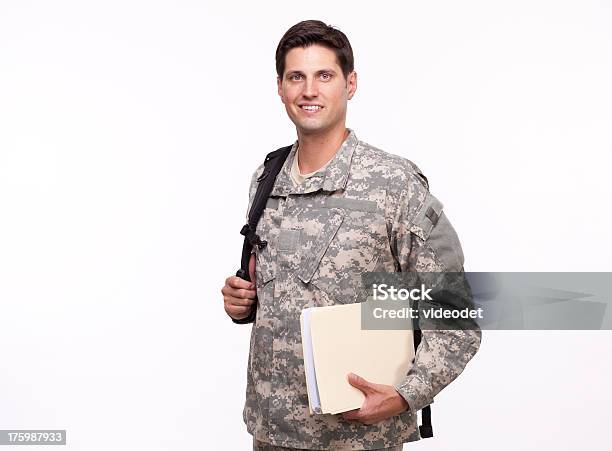 Portrait Of A Soldier С Рюкзак И Документы — стоковые фотографии и другие картинки National Guard - National Guard, Армия, Ветеран