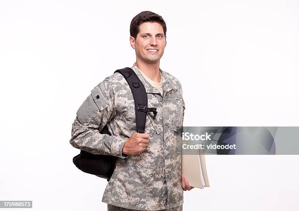 Photo libre de droit de Portrait Dun Souriant Jeune Soldat Avec Sac À Dos Et Des Documents banque d'images et plus d'images libres de droit de Adulte