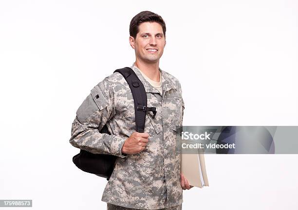 Portret Ze Zbliżeniem Uśmiechającej Się Młody Soldier Z Plecaka I Dokumentów - zdjęcia stockowe i więcej obrazów Armia