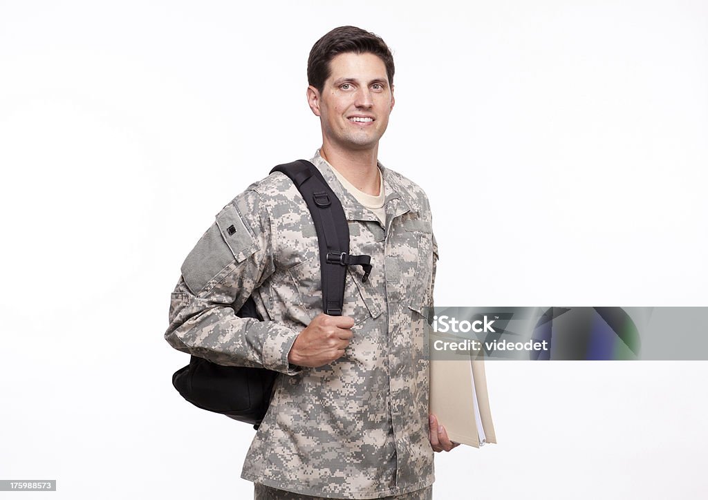 Retrato de um sorridente jovem soldado com mochila e documentos - Foto de stock de Adulto royalty-free