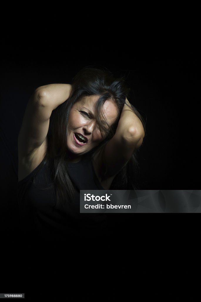 Deppressed Женщина держит ее головы и yelling - Стоковые фото Безнадёжност�ь роялти-фри