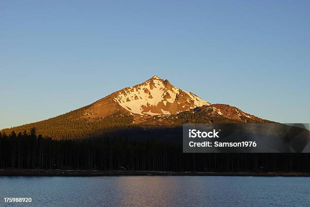 Monte Mcloughlin Nascer Do Sol Sombra - Fotografias de stock e mais imagens de Ao Ar Livre - Ao Ar Livre, Arrebol, Fotografia - Imagem