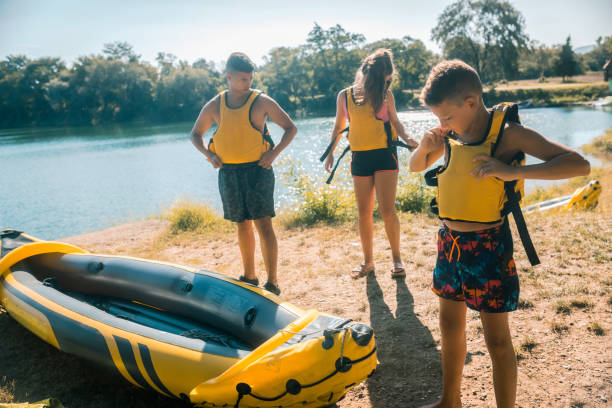 crianças caiaque para acampamento no lago - summer camp child teenager kayak - fotografias e filmes do acervo