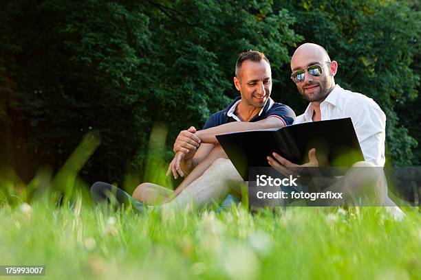 Bella Coppia Gay Rilassarsi In Un Parco - Fotografie stock e altre immagini di Abbigliamento casual - Abbigliamento casual, Adulto, Ambientazione esterna