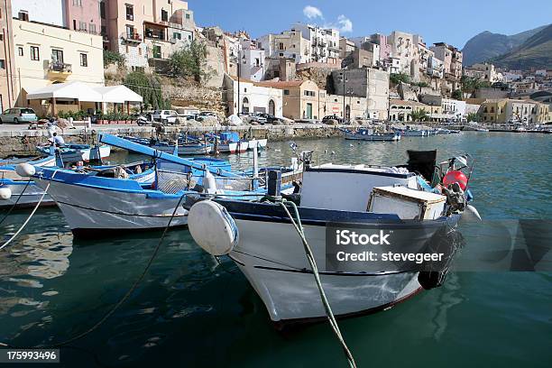 Barcos De Pesca En Sicilia Foto de stock y más banco de imágenes de Aldea - Aldea, Azul, Bahía