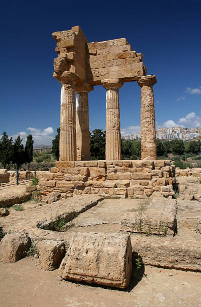 ruinas del templo griego agrigento - greek culture agrigento landscape colonnade fotografías e imágenes de stock