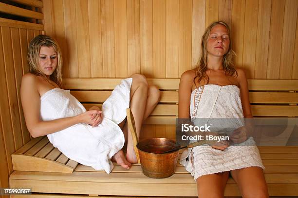 Frauen In Der Sauna Stockfoto und mehr Bilder von Frauen - Frauen, Achtlos, Alternative Behandlungsmethode