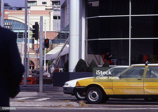 Foto de Vista Clássica Da Cidade e mais fotos de stock de Amarelo - Amarelo, Arquitetura, Carro