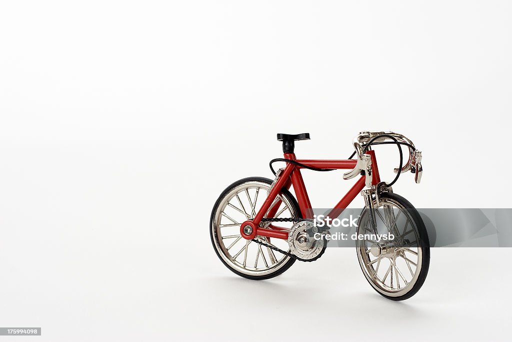 Bicicletta giocattolo su sfondo bianco - Foto stock royalty-free di Allenamento