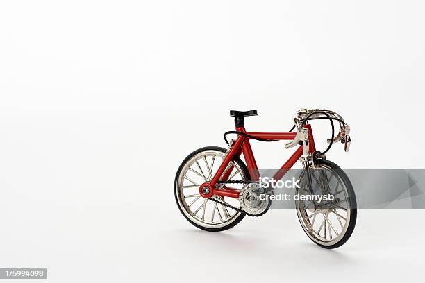 Bicicletta Giocattolo Su Sfondo Bianco - Fotografie stock e altre immagini di Allenamento - Allenamento, Ambientazione esterna, Bicicletta