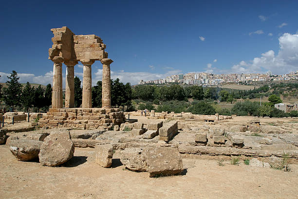 agrigento ruinas y la ciudad - greek culture agrigento landscape colonnade fotografías e imágenes de stock