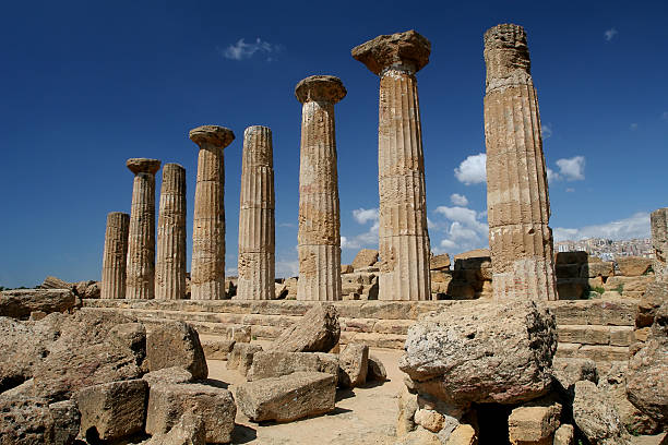 columnas en agrigento temple - greek culture agrigento landscape colonnade fotografías e imágenes de stock