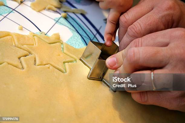 Cięcie Pliki Cookie - zdjęcia stockowe i więcej obrazów Ciasteczko - Ciasteczko, Ciąć, Część