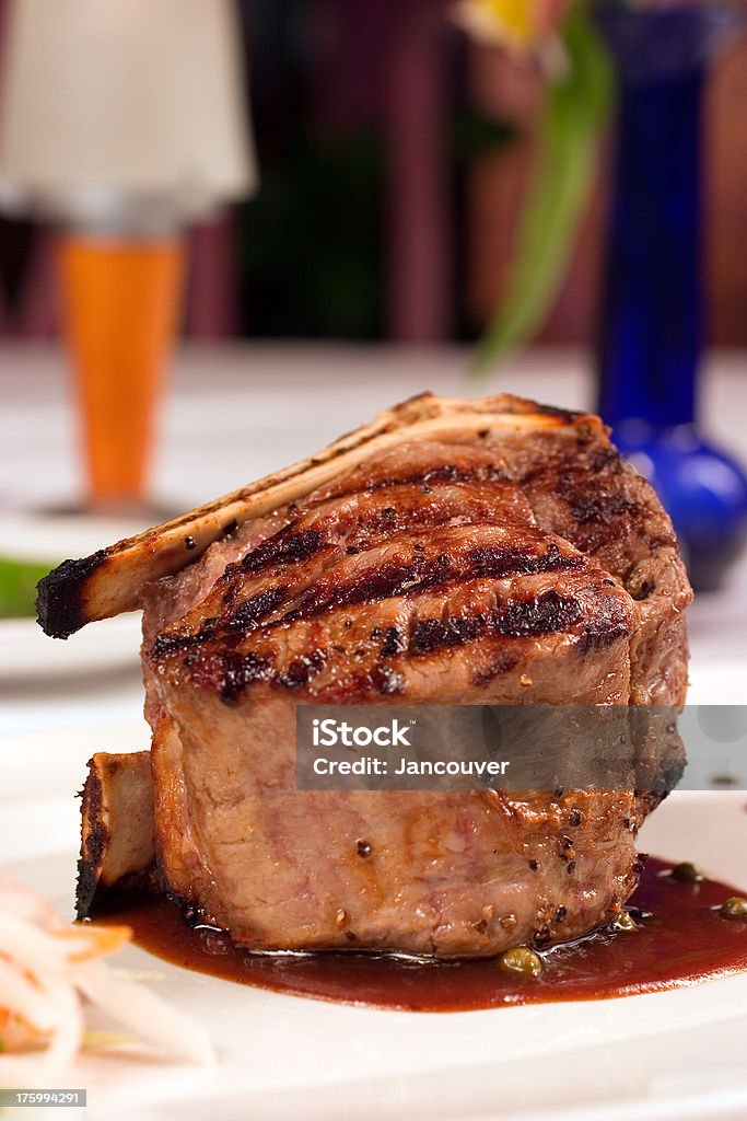 Filet Mignon (Bone-In - Foto stock royalty-free di Al sangue