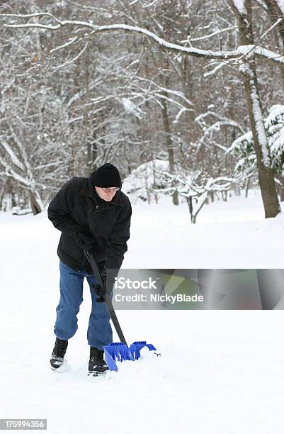 Shoveling Foto de stock y más banco de imágenes de Abrigo - Abrigo, Adulto, Blanco - Color