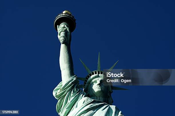 Photo libre de droit de Statue De La Libertétête Et Torche banque d'images et plus d'images libres de droit de 4 juillet - 4 juillet, Destination de voyage, Flambeau