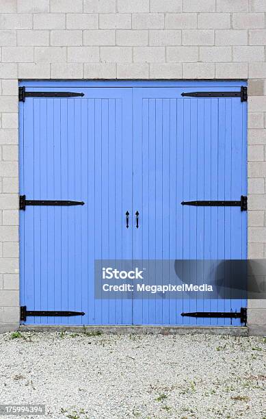 Foto de Blue Portas De Madeira e mais fotos de stock de Acabando - Acabando, Antigo, Azul