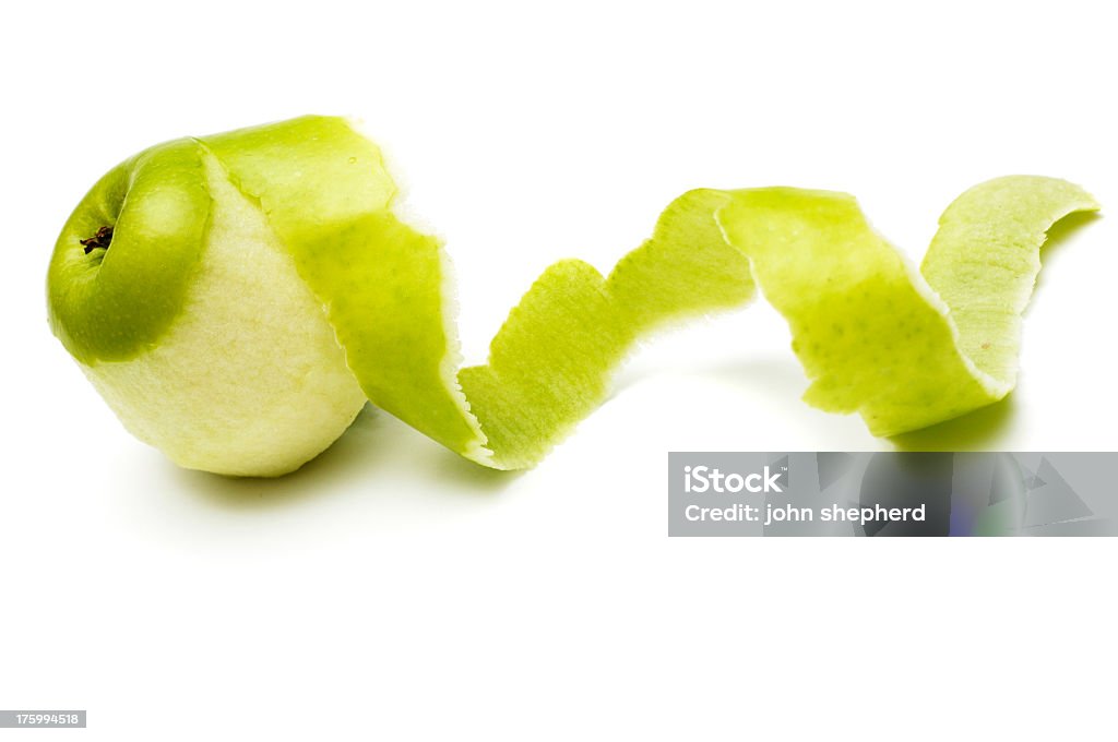 Apple Sbucciato con pelle di torsione contro bianco - Foto stock royalty-free di Mela