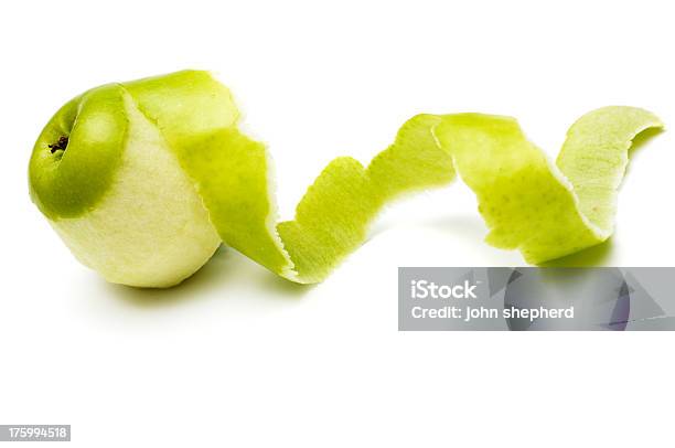 Apple Sbucciato Con Pelle Di Torsione Contro Bianco - Fotografie stock e altre immagini di Mela