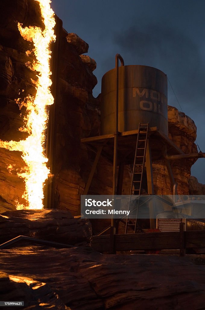 Fogo em Canal de óleo - Foto de stock de Explodir royalty-free