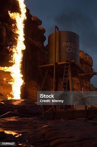 Огонь На Нефть Трубопровод — стоковые фотографии и другие картинки Взрывающийся - Взрывающийся, Тяжелая промышленность, Аварии и катастрофы