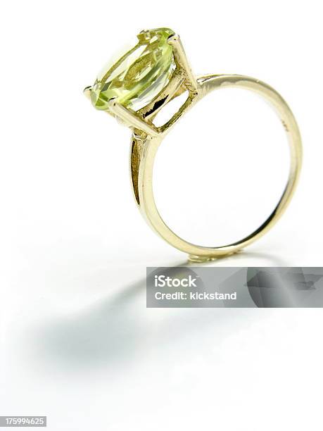 Photo libre de droit de Anneau Dor Avec Gem Vert Tracé De Détourage banque d'images et plus d'images libres de droit de Péridot - Péridot, Bague - Bijou, Bague de fiançailles