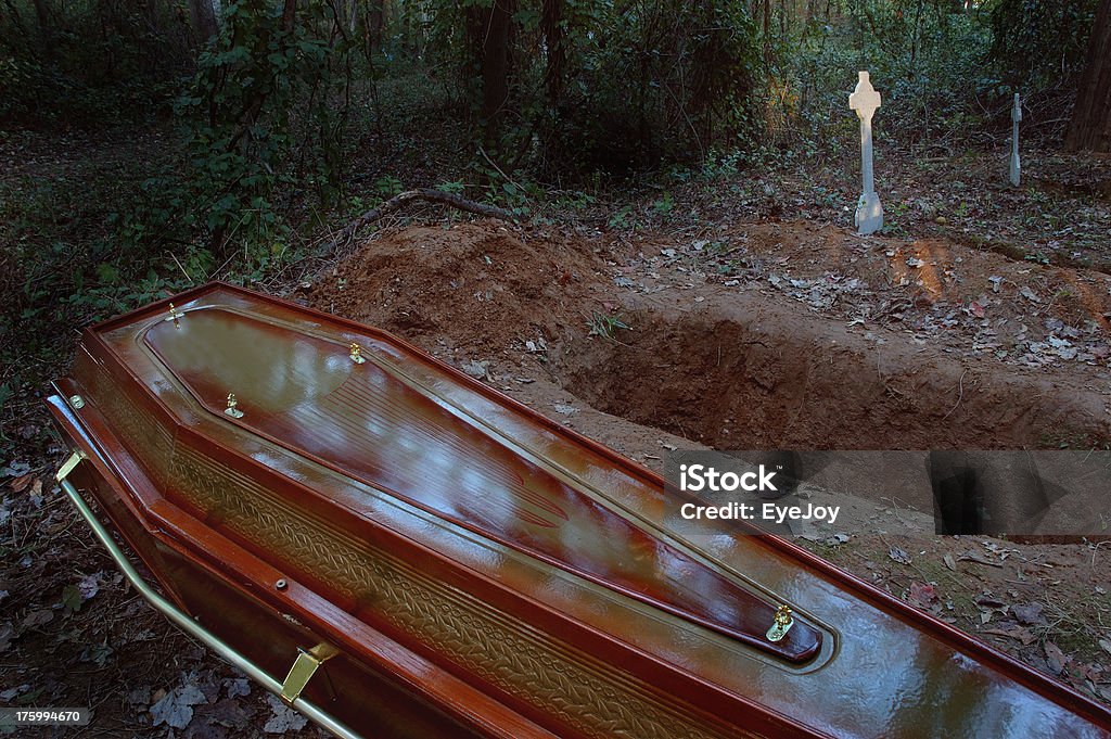 Sarg und Cross - Lizenzfrei Friedhof Stock-Foto