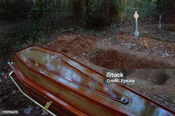 Sarg Und Cross Stockfoto und mehr Bilder von Friedhof - Friedhof, Grab, Offen - Allgemeine Beschaffenheit