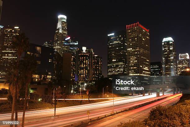 Skyline De Los Angeles Na Noite Freeway - Fotografias de stock e mais imagens de Cidade de Los Angeles - Cidade de Los Angeles, Horizonte Urbano, Noite