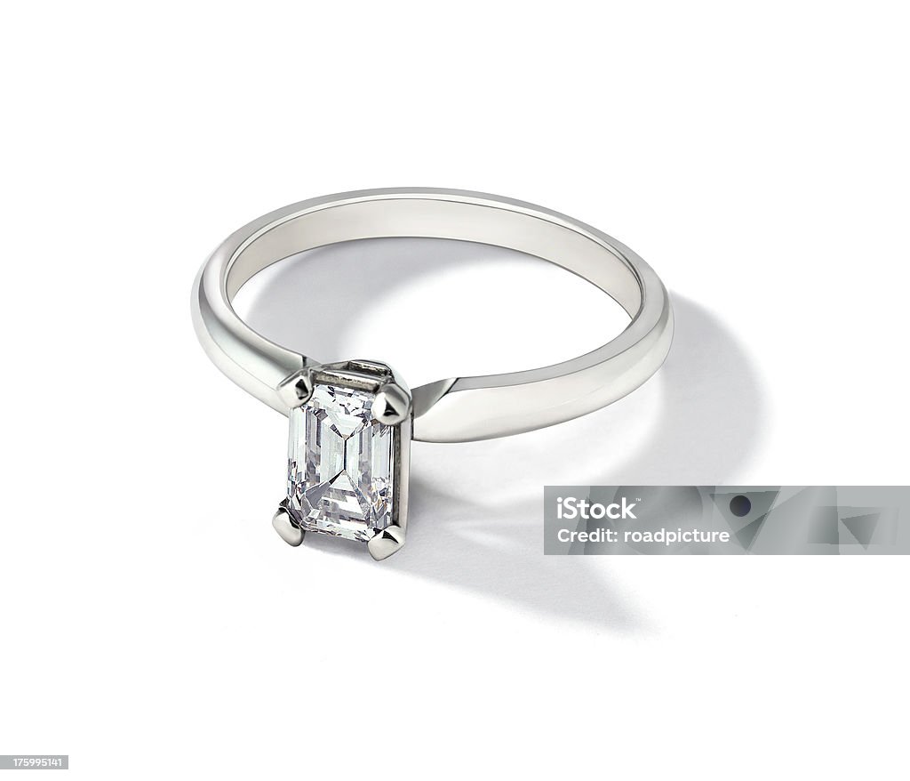 Primer plano de un diamante anillo de compromiso v2 - Foto de stock de Anillo de compromiso libre de derechos
