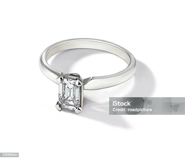 Primer Plano De Un Diamante Anillo De Compromiso V2 Foto de stock y más banco de imágenes de Anillo de compromiso