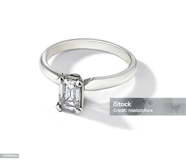 Zbliżenie Z Diament Pierścionek Zaręczynowy V2 - zdjęcia stockowe i więcej obrazów Diament - Diament, Pierścionek zaręczynowy, Białe tło