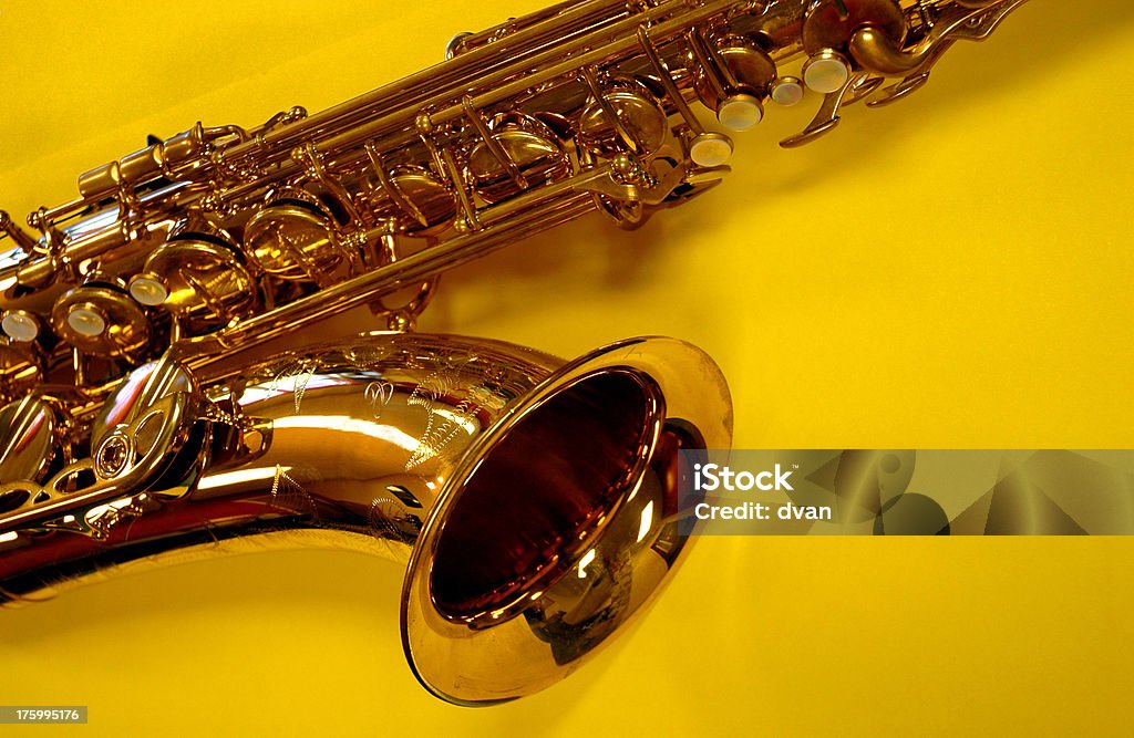 Alto saxofone em amarelo - Foto de stock de Amarelo royalty-free