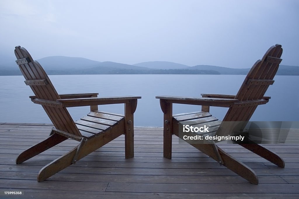 Krzeseł Adirondack na mglisty Poranek - Zbiór zdjęć royalty-free (Drewniany taras)