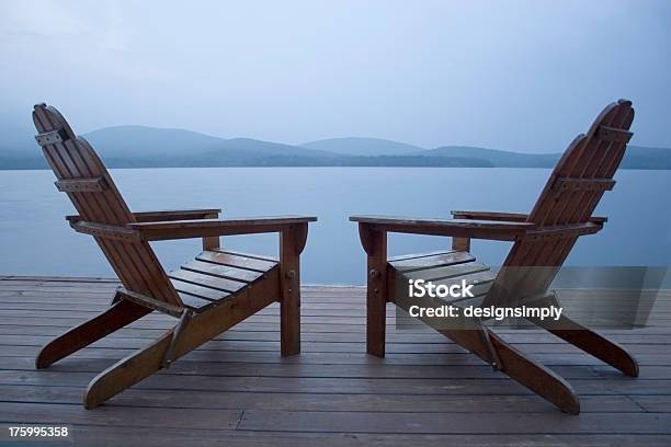 Cadeiras De Adirondack Em Um Dia Nublado - Fotografias de stock e mais imagens de Ajardinado - Ajardinado, Ao Ar Livre, Assento