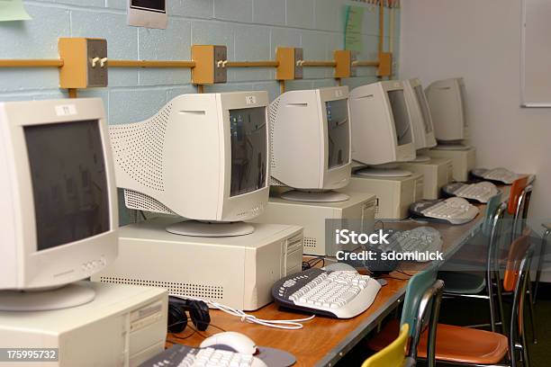 Escola Primária Sala De Computador - Fotografias de stock e mais imagens de Cadeira - Cadeira, Computador, Criança de escola primária